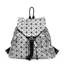 Carregar imagem no visualizador da galeria, Mochila Saco Origami Geometry com efeito Laser - Prata