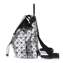 Carregar imagem no visualizador da galeria, Mochila Saco Origami Geometry com efeito Laser - Prata