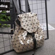 Carregar imagem no visualizador da galeria, Mochila Saco Origami Geometry com efeito Laser - Cobre