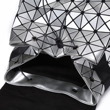 Carregar imagem no visualizador da galeria, Mochila Saco Origami Geometry com efeito Laser - Prata